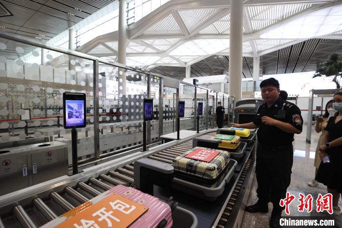 （高質(zhì)量發(fā)展調(diào)研行）探訪?？诿捞m國際機場封關(guān)運作項目：將實現(xiàn)旅客“無感通關(guān)”