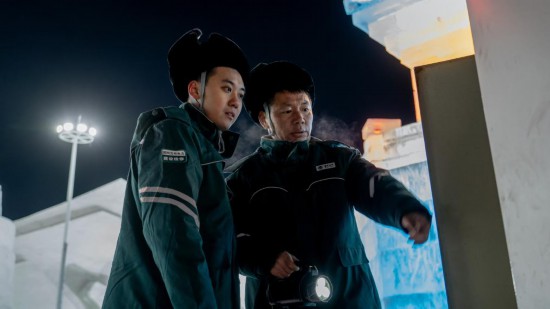 長春市冰雪新天地園區(qū)內(nèi)，長春市雙陽區(qū)供電公司工作人員正在檢查低壓配電箱。新華社記者 段續(xù) 攝