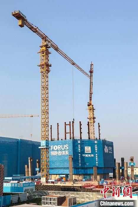 從完成頂層設(shè)計到如火如荼大規(guī)模建設(shè)，六年來，雄安新區(qū)如春天的竹子一般拔節(jié)生長，這座承載千年大計的“未來之城”已雄姿初顯。從“一張白紙”開始著墨，如今的雄安新區(qū)已是濃墨重彩的“山水畫”。<a target='_blank' href='/'>中新社</a>記者近日走訪了雄安新區(qū)多地，從“藍綠金”三色感受這座“未來之城”的巨大變化。圖為7月19日，河北雄安新區(qū)，中國中化總部基地項目施工現(xiàn)場。 <a target='_blank' href='/'>中新社</a>記者 易海菲 攝