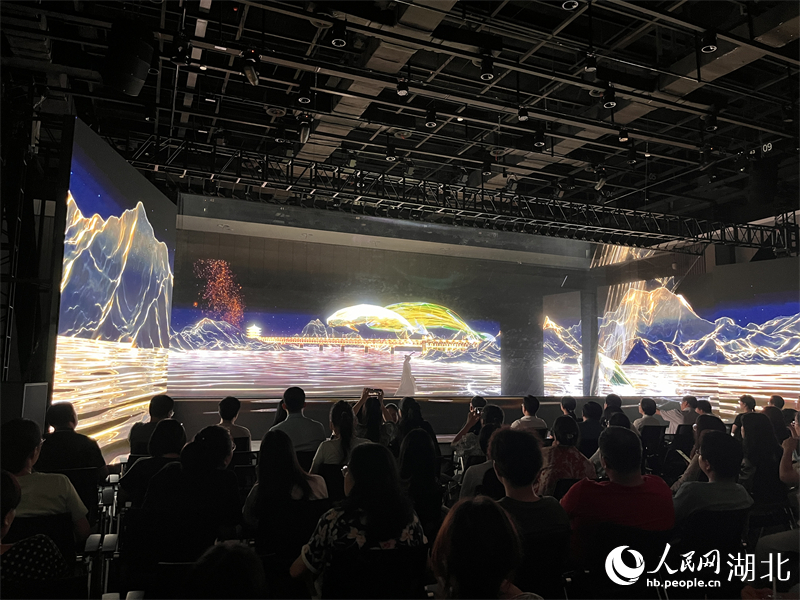 武漢長(zhǎng)江大橋、黃鶴樓、江豚等充滿荊楚元素畫(huà)面呈現(xiàn)眼前。人民網(wǎng)記者 張雋攝