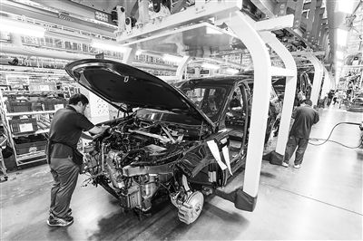 某新能源汽車智能制造基地總裝車間，工作人員正在工作。新華社記者 李博 攝
