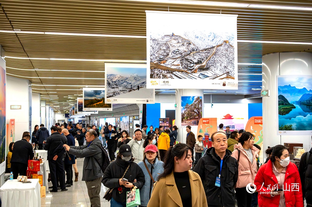 “相約忻州·盡享冬韻”暨“乘地鐵游山西”主題攝影展（忻州）在太原地鐵長(zhǎng)風(fēng)街站啟幕。