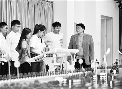 圖為天津大學(xué)智能與計算學(xué)部教師在沙盤教室內(nèi)給學(xué)生講授智能駕駛等方面的內(nèi)容。 新華社記者 趙子碩攝