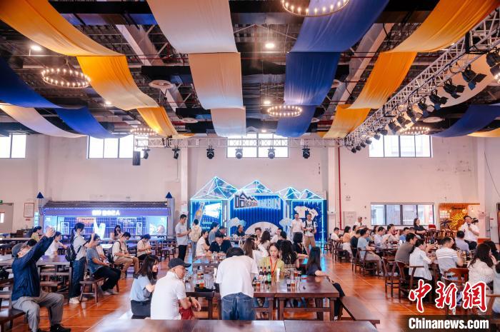 圖為基地內(nèi)的慕尼黑餐廳?！±钅宪?攝