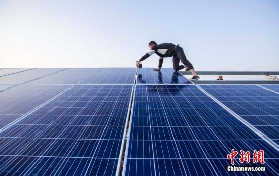 資料圖：4月23日，航拍正在建設(shè)的江西都昌縣磯山湖“漁光一體”光伏電站。傅建斌 攝