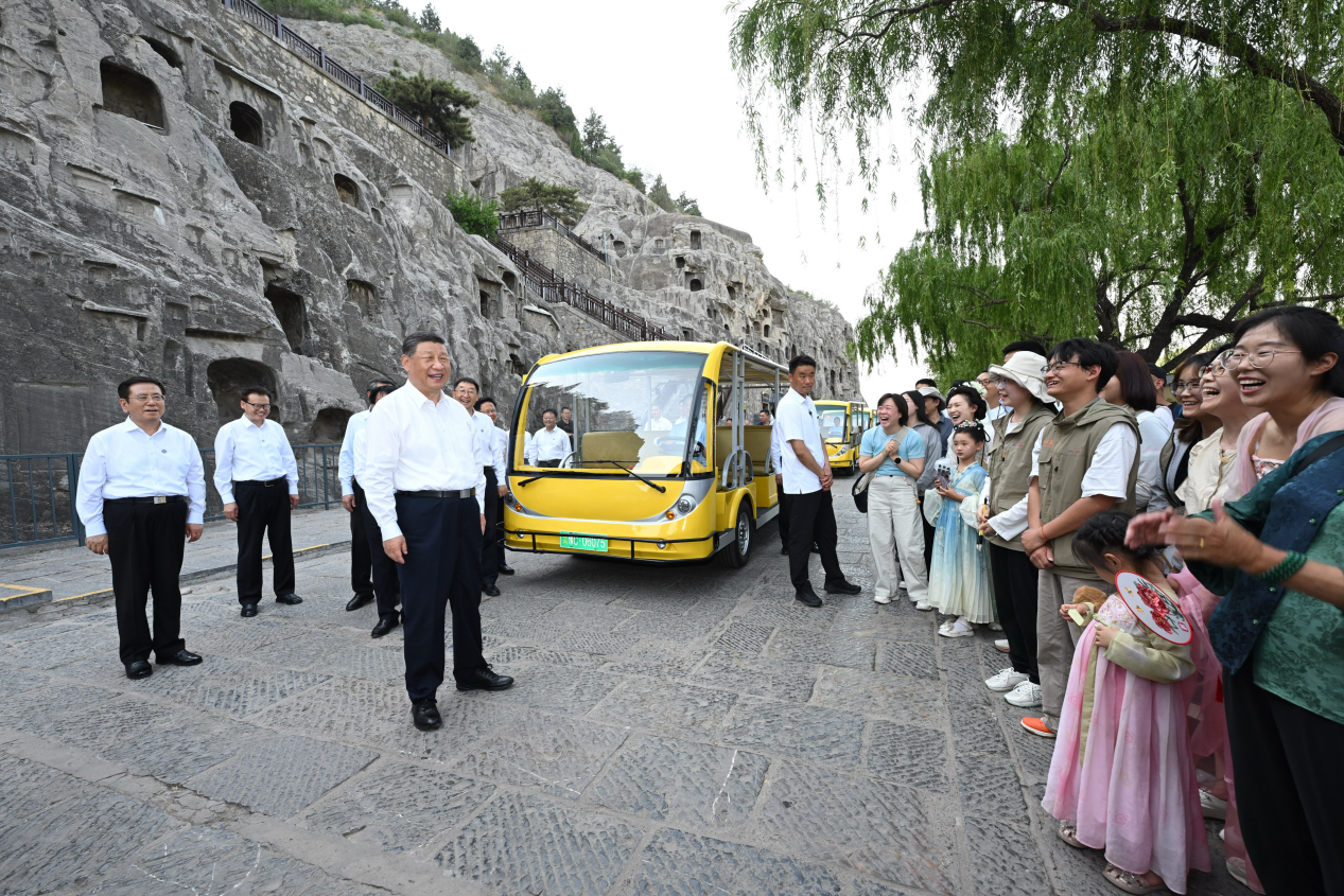 5月19日，習(xí)近平在洛陽龍門石窟考察時(shí)，同游客親切交流。