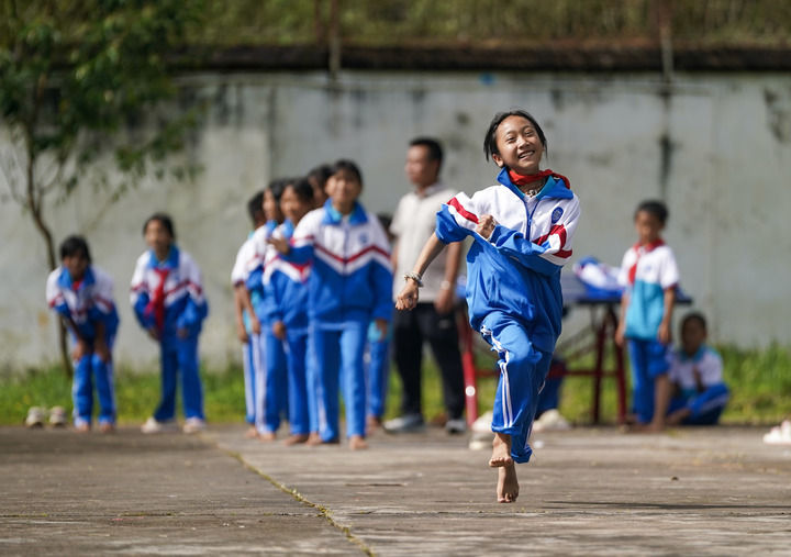 2025年9月15日，云南省普洱市孟連傣族拉祜族佤族自治縣臘福小學(xué)學(xué)生課間在操場(chǎng)進(jìn)行奔跑接力比賽。新華社記者 陳欣波 攝
