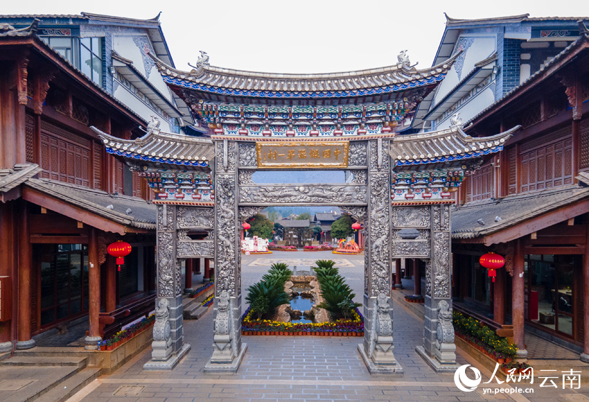 1.新華村耗銀近2.8噸建設的銀牌坊。人民網(wǎng)記者 符皓攝 1.新華村耗銀近2.8噸建設的銀牌坊。人民網(wǎng)記者 符皓攝