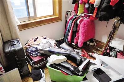 警方在犯罪嫌疑人住所查獲贓物。