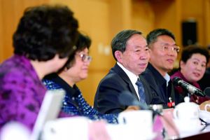 3月8日，全國(guó)政協(xié)舉行教育界別聯(lián)組會(huì)議，教育部部長(zhǎng)袁貴仁右三到會(huì)聽取建議。