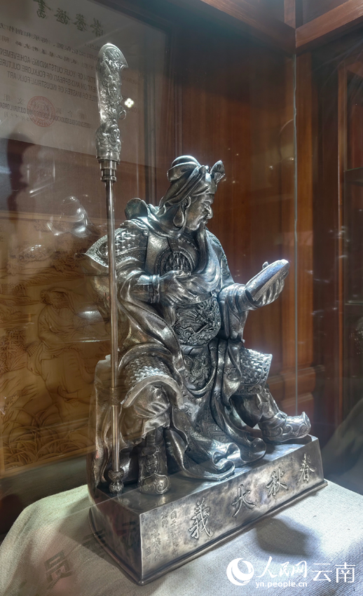 5寸發(fā)標制作的關公像。人民網(wǎng)記者 符皓攝 5寸發(fā)標制作的關公像。人民網(wǎng)記者 符皓攝