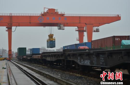 圖為：中歐班列吊裝?！⊥鮿?攝