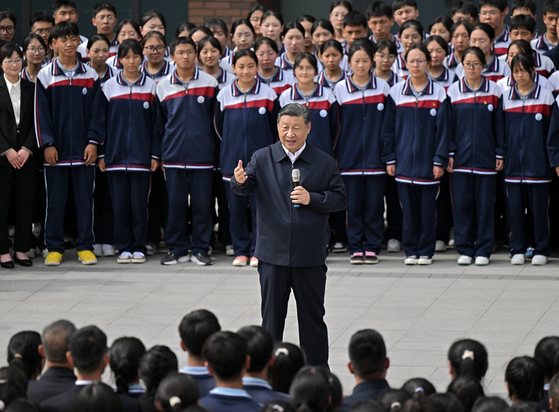 2024年6月18日，習(xí)近平總書(shū)記在青海果洛西寧民族中學(xué)考察時(shí)，同師生們親切交流。