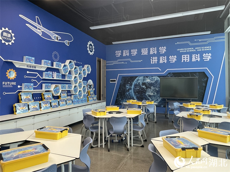 “夢(mèng)幻靈境”AI展演中心研學(xué)教室。人民網(wǎng)記者 周恬攝