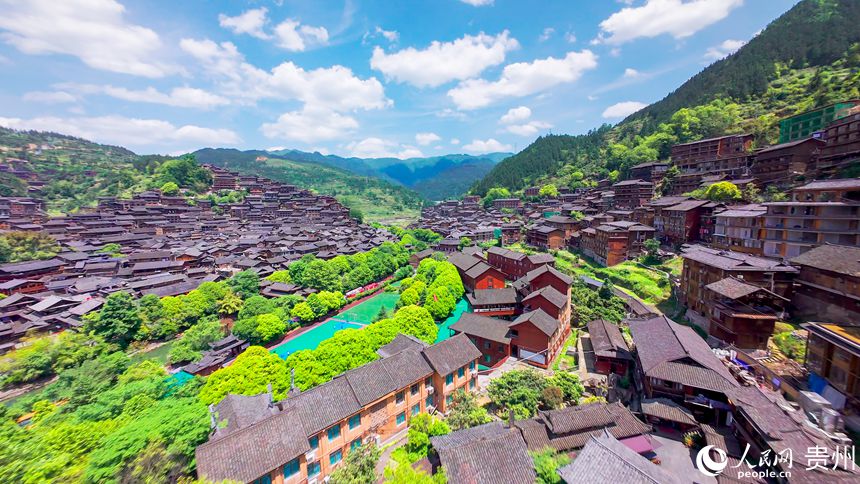 1 穿越機(jī)視角下的西江千戶苗寨。人民網(wǎng)記者 涂敏 攝