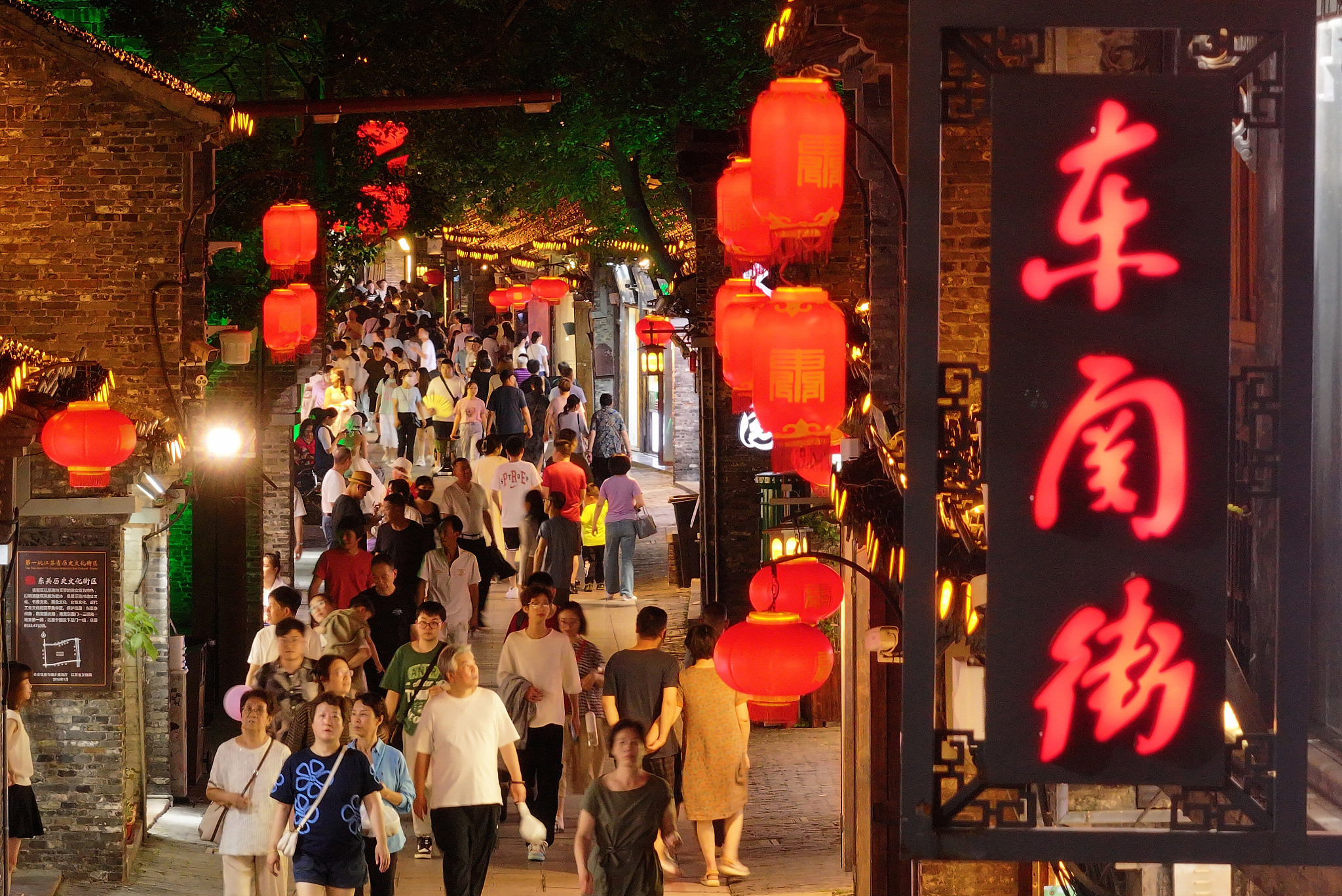江蘇揚(yáng)州：“夜經(jīng)濟(jì)”點(diǎn)亮古街夏日夜生活（圖片來(lái)源：視覺中國(guó)）