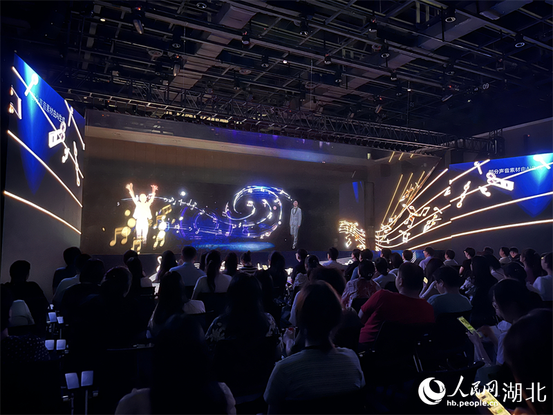 “夢(mèng)幻靈境”AI展演現(xiàn)場(chǎng)火爆。人民網(wǎng)記者 張雋攝