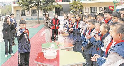 圖為河南省鞏義市大峪溝鎮(zhèn)中心小學學生踴躍參與科學實驗。 張毅力攝