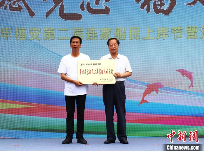 溪邳村獲“中國(guó)連家船民上岸富起來(lái)示范村”榮譽(yù)稱號(hào)?！×珠派?攝