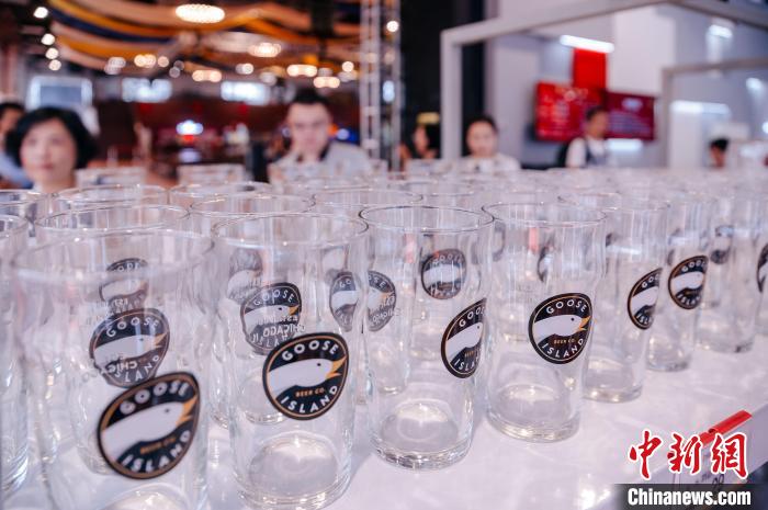 基地內(nèi)，各式啤酒文化周邊產(chǎn)品在出售?！±钅宪?攝