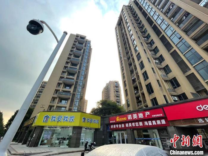 多家房地產(chǎn)中介。 蘇婷 攝