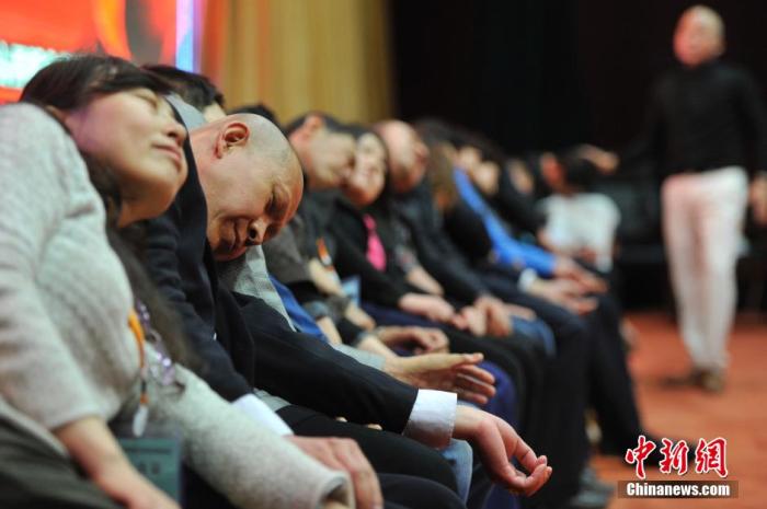 資料圖：民眾在專業(yè)催眠師的引導(dǎo)下睡覺，釋放壓力。<a target='_blank' href='/'>中新社</a>發(fā) 韋亮 攝