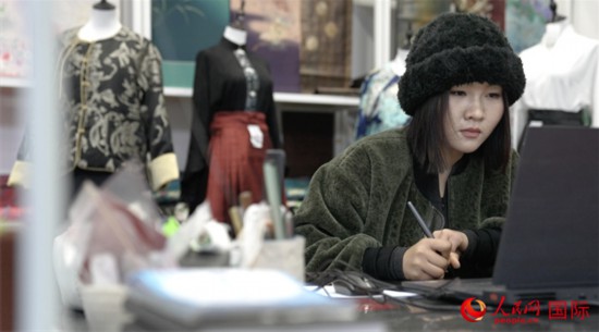 1月23日,在山東省菏澤市曹縣有愛云倉(cāng)直播基地,張子晨正在設(shè)計(jì)漢服。 人民網(wǎng)記者 袁蒙攝