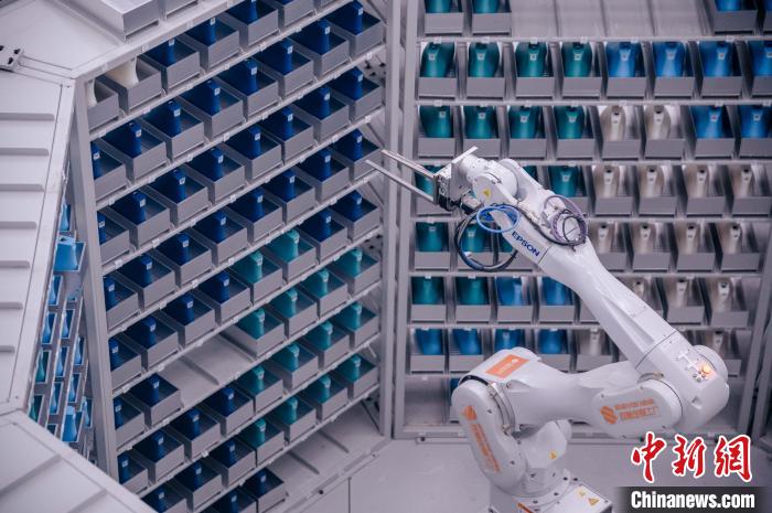 車間里，鞋楦配送機(jī)械臂在有序工作。　李南軒 攝