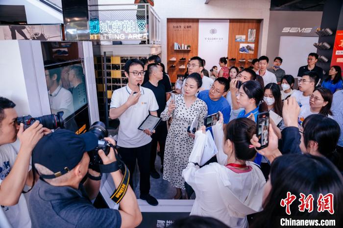 在定制鞋門店，顧客只需往腳型測量儀器上一站，幾秒后就會出具一份詳盡的腳型報(bào)告?！±钅宪?攝