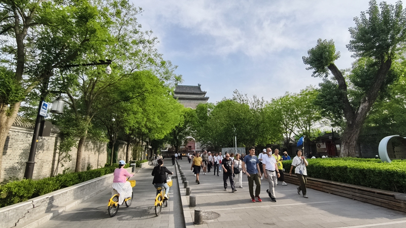 外國游客游覽北京鼓樓。人民網(wǎng)記者 李楠樺攝