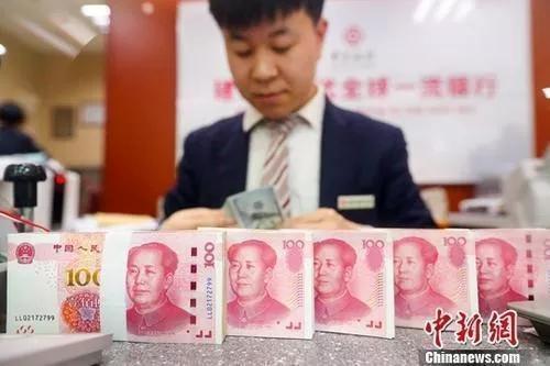 資料圖：銀行工作人員清點(diǎn)貨幣。<a target='_blank' href='/'>中新社</a>記者 張云 攝