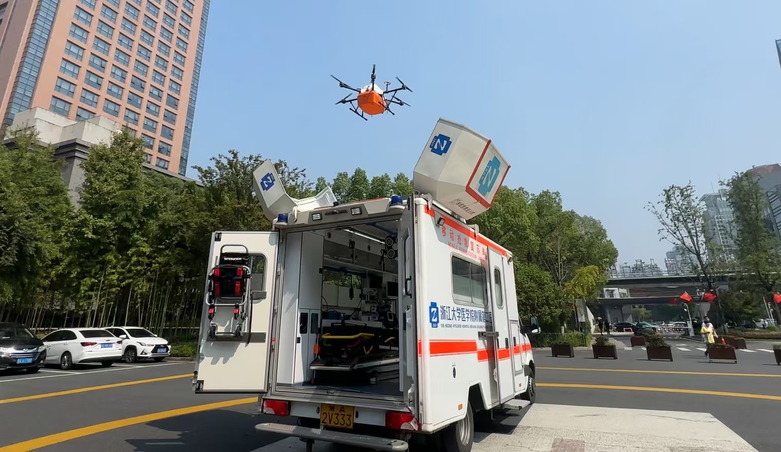 浙江大學(xué)醫(yī)學(xué)院附屬第二醫(yī)院5G急救車搭載的無人機(jī)正在起飛。人民網(wǎng)記者 申佳平攝