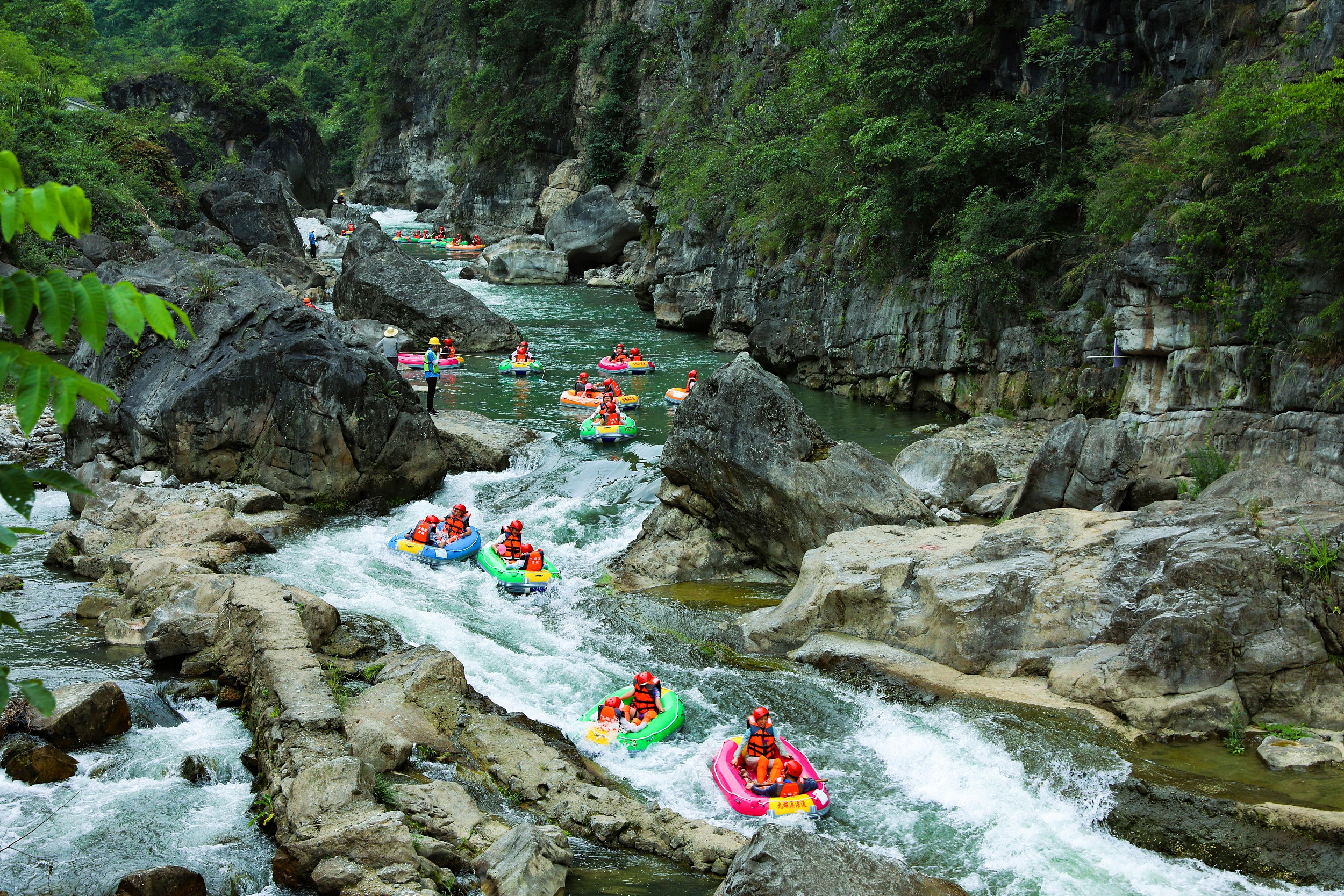 游客在湖北省宜昌市秭歸縣九畹溪漂流消暑享清涼。（圖片來(lái)源：視覺中國(guó)）