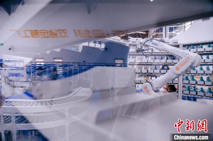 定制鞋自動化生產(chǎn)車間一角?！±钅宪?攝