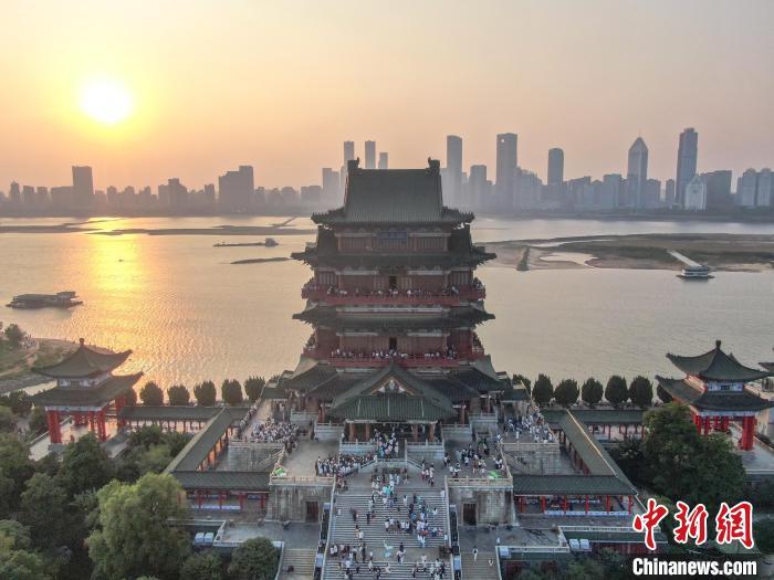 圖為航拍落日時(shí)分的滕王閣，風(fēng)景壯美，眾多游客在滕王閣內(nèi)游玩。劉力鑫 攝