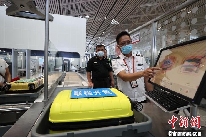 6月25日，在?？诿捞m國際機場T2航站樓，工作人員對完成改造的設(shè)備進行模擬測試。　蔣啟明 攝