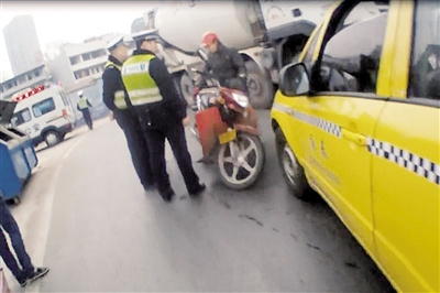 交巡警發(fā)現(xiàn)張師傅還是酒駕。 本報(bào)記者 甘俠義 攝