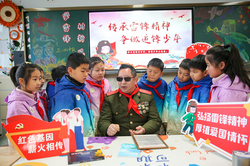 2025年3月3日，江蘇南通如皋市安定小學(xué)里，傷殘軍人許波銀在思政小課堂上向?qū)W生講述雷鋒故事。