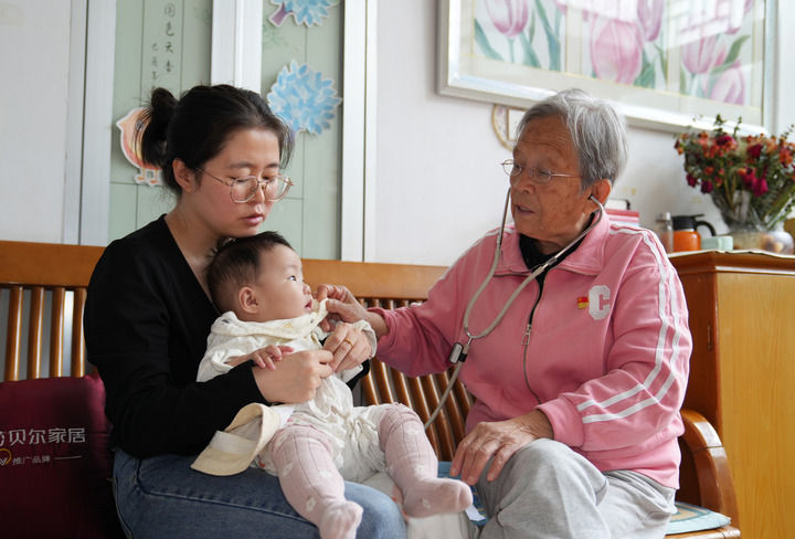 2024年9月10日，在陜西省榆林市佳縣，路生梅在自己的住所為患兒聽診。新華社記者 吳鴻波 攝