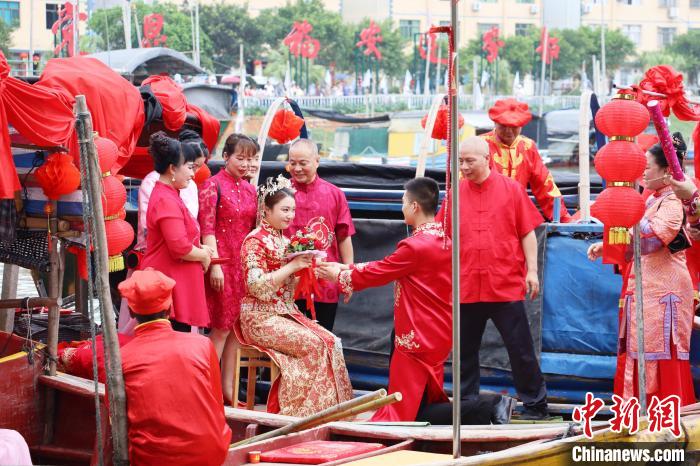 連家船民婚俗秀之迎親禮和成親禮?！×珠派?攝