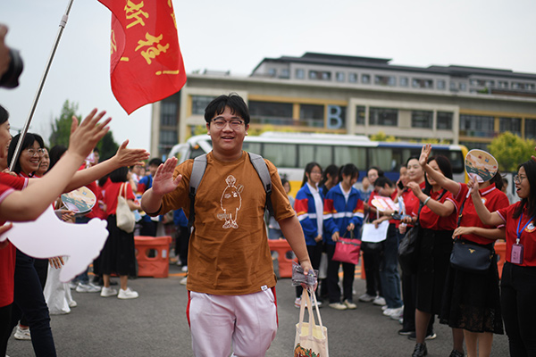 6月7日，在北京市人大附中通州校區(qū)考點(diǎn)，考生與送考老師擊掌加油。人民網(wǎng)記者 翁奇羽攝