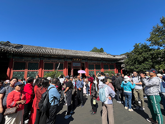 游客在頤和園游覽。人民網(wǎng)記者 李楠樺攝