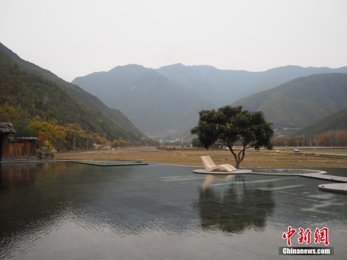 云南迪慶州維西縣塔城鎮(zhèn)啟別村天域塔城酒店，四面被群山環(huán)抱，風(fēng)景宜人。高雅曼 攝