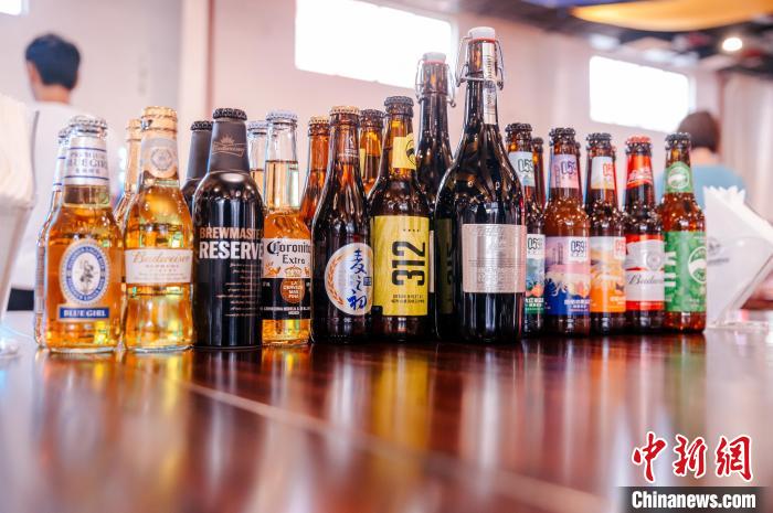 莆田基地主要生產(chǎn)全球旗艦品牌百威、科羅娜、貝克等啤酒，并生產(chǎn)雪津啤酒、雪山啤酒、藍妹啤酒等?！±钅宪?攝