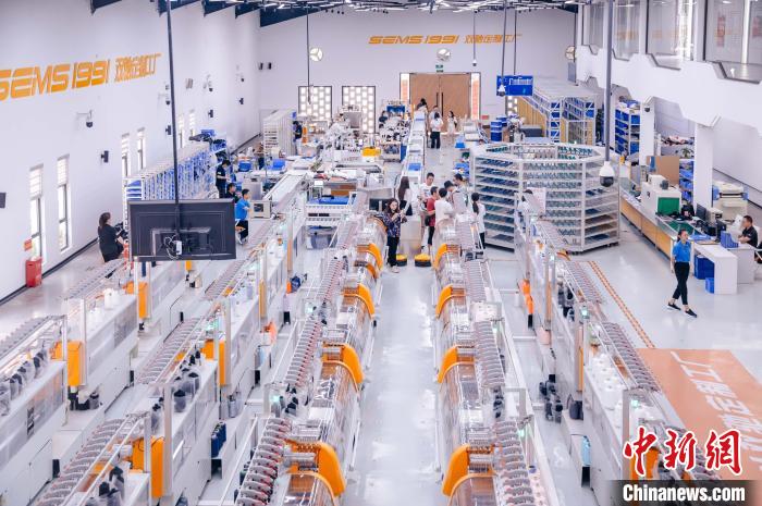 “高質(zhì)量發(fā)展調(diào)研行”主題采訪活動來到福建莆田雙馳鞋業(yè)個(gè)性化定制示范工廠?！±钅宪?攝