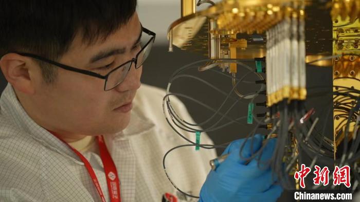 科研人員正在組裝超導(dǎo)量子計(jì)算機(jī)。