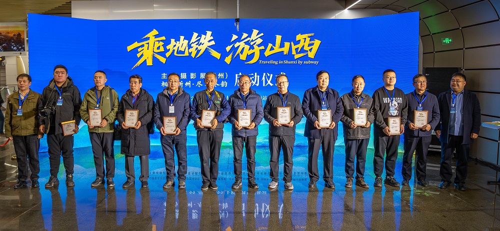 活動(dòng)為參展攝影家頒發(fā)入展證書。