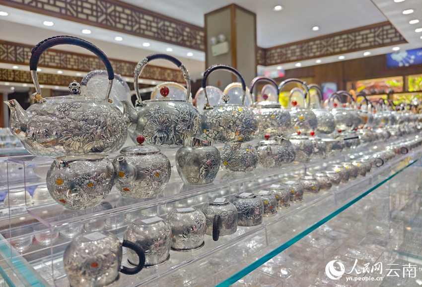 新華村一家銀器店里的各類銀器。人民網(wǎng)記者 符皓攝 新華村一家銀器店里的各類銀器。人民網(wǎng)記者 符皓攝