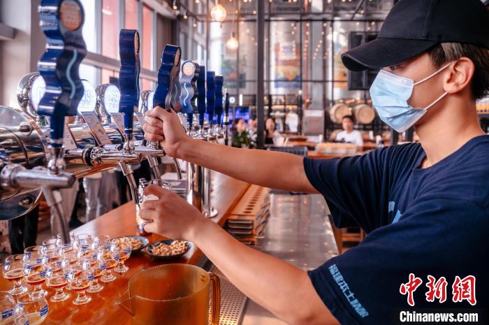 圖為百威雪津啤酒莆田基地工作人員正在打酒。　李南軒 攝